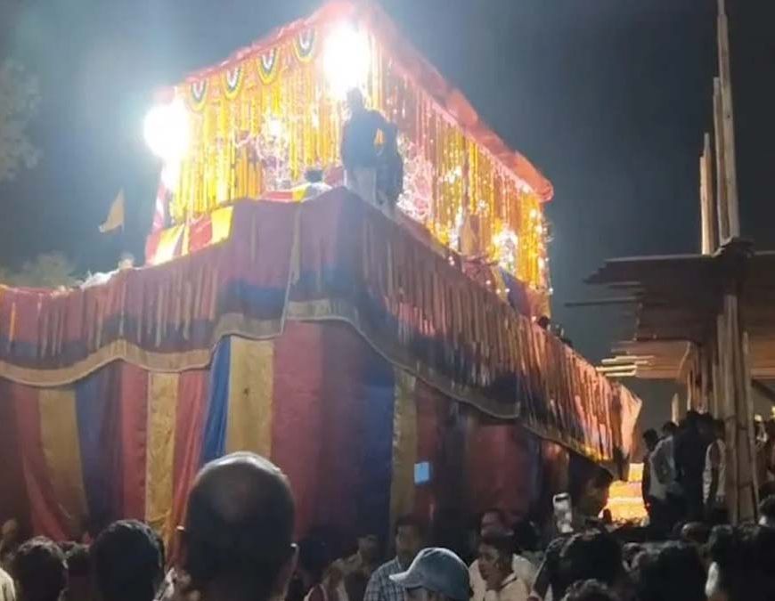 बस्तर दशहरा: फूल रथ खींचने पर ग्रामीण-पुलिस में झड़प