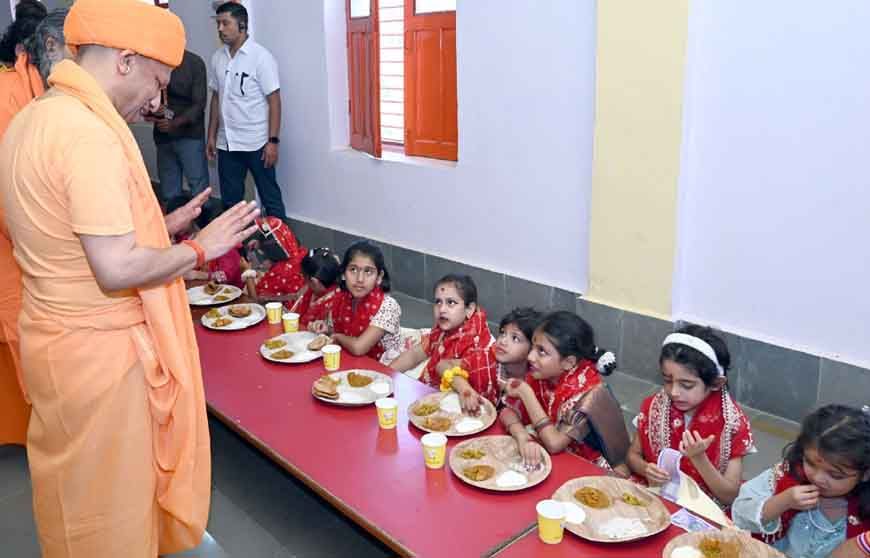 बेटियों के पांव पखार सीएम योगी ने की मातृ शक्ति की आराधना