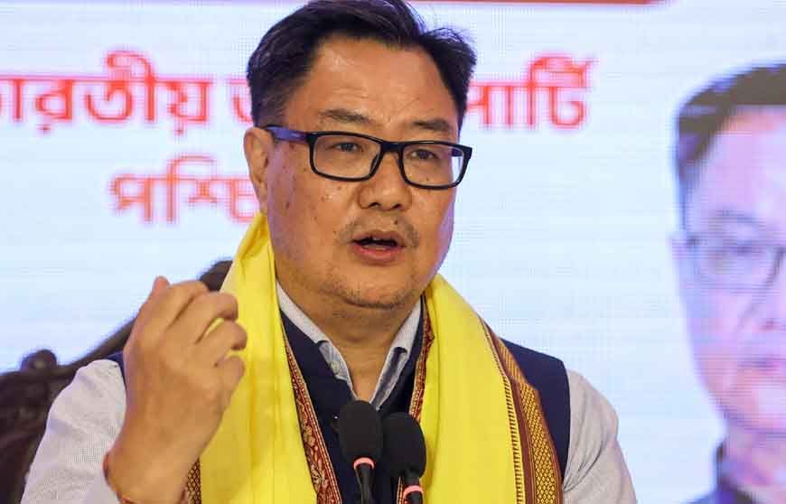 किरेन रिजिजू का बयान- ‘भारत को कभी नहीं तोड़ सकतीं विरोधी ताकतें’, कांग्रेस के झंडों पर विवाद