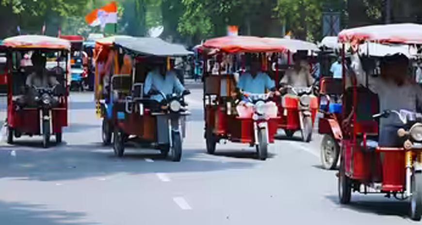 दिल्ली में ई-रिक्शा चालकों के लिए नए नियम प्रस्तावित, बुजुर्गों की मदद और फर्स्ट एड बॉक्स रखना होगा जरूरी