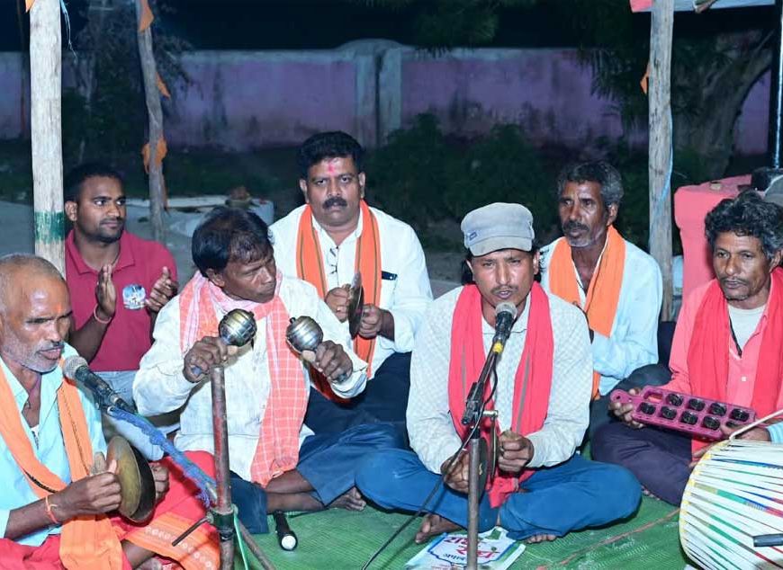 माता की भक्ति में रमे उप मुख्यमंत्री  विजय शर्मा, हाथों में मंजीरा लेकर ग्रामीणों के साथ गाए जसगीत