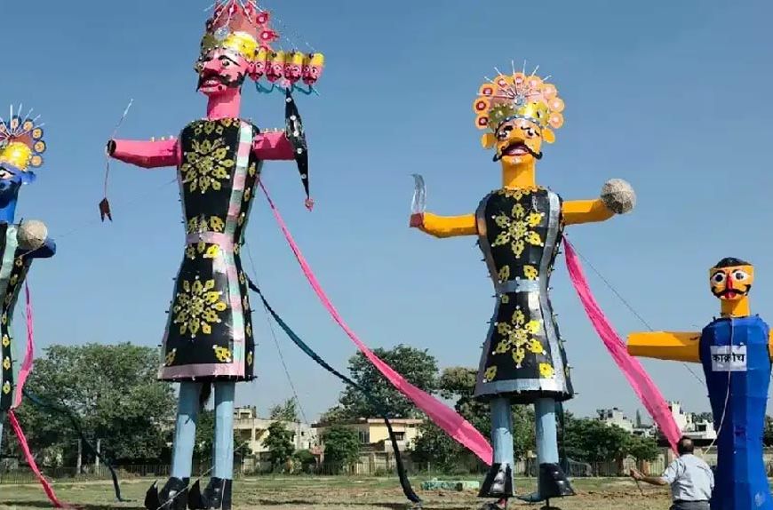मुजफ्फरनगर में रावण के साथ जलना था 30 फुट का कॉकरोच, पुलिस की बातचीत के बाद बदला नाम