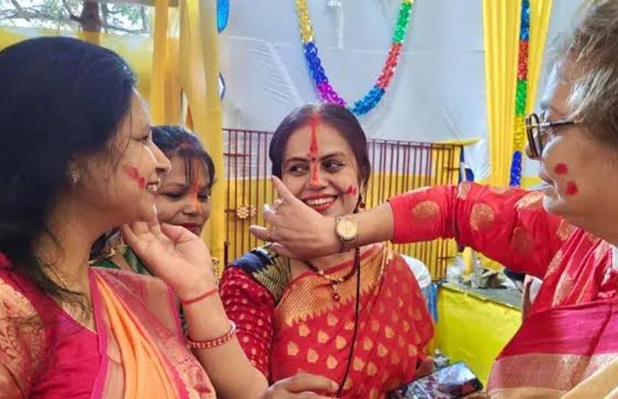 पटना में सिंदूर खेला के साथ मां दुर्गा को विदाई, लाल-सफेद साड़ियों में सजी महिलाओं ने निभाई परंपरा
