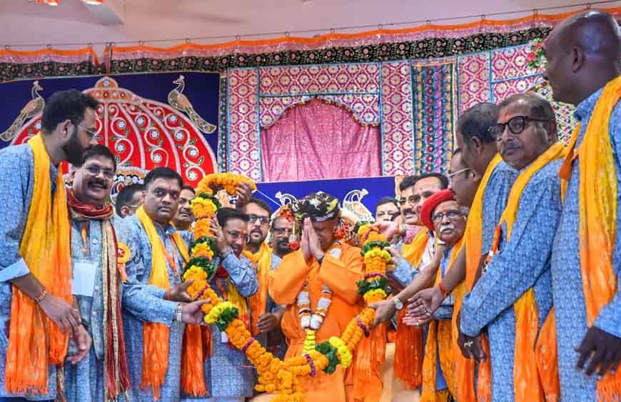 योगी आदित्यनाथ की अगुवाई में निकली गोरक्षपीठ की भव्य विजयादशमी शोभायात्रा, जगह-जगह हुआ स्वागत
