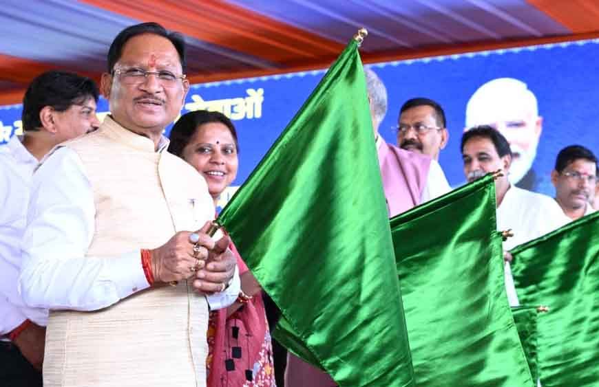 केंद्रीय रेल मंत्री अश्विनी वैष्णव और मुख्यमंत्री विष्णु देव साय  ने रावघाट - रायपुर एवं रायपुर - कुरूद यात्री रेल सेवाओं को दिखाई हरी झंडी