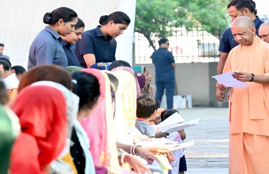 संवेदनशील व्यवहार के साथ करें हर पीड़ित की सहायता: सीएम योगी