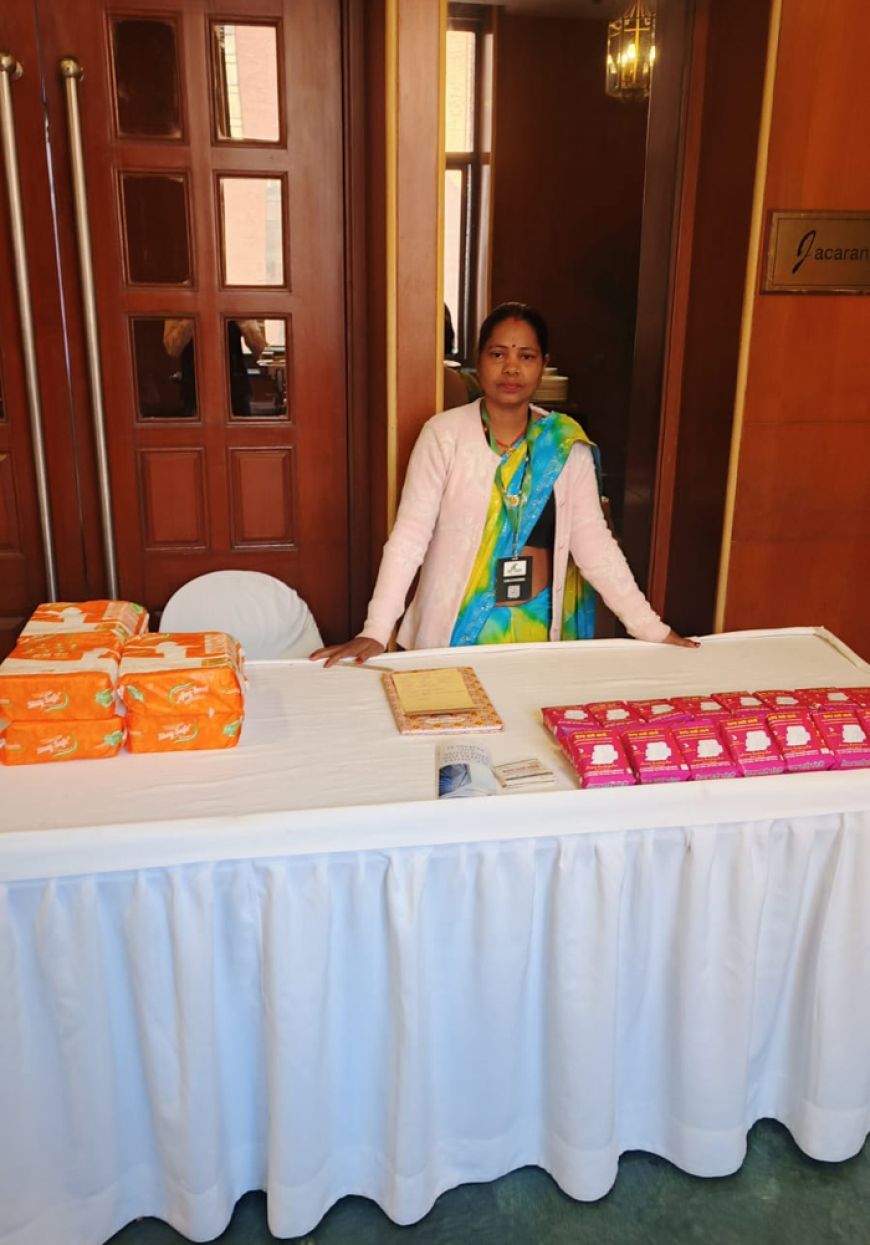 स्वयं सहायता समूह से मिली ताकत, सैनिटरी नैपकिन का कारोबार खड़ा कर 30 गांवों तक पहुंचाया