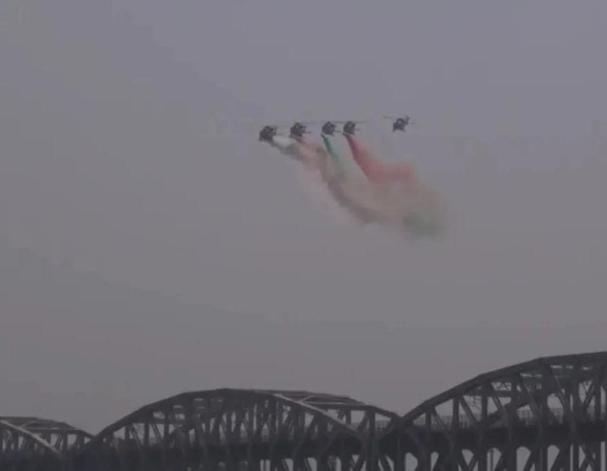 वाराणसी एयर शो में विमानों की गर्जना से गूंजा गंगा तट, करतब देखने छतों पर उमड़ी भीड़