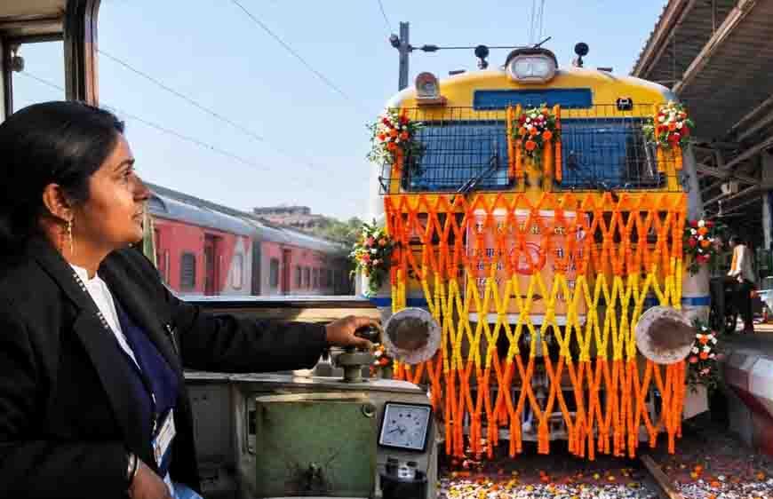 छत्तीसगढ़ के रावघाट पहुंची पहली मेमू ट्रेन, आजादी के बाद पहली बार दिखी रेल