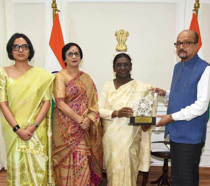 राष्ट्रपति द्रौपदी मुर्मु को राज्यपाल रमेन डेका ने भेंट की पहाड़ी मैना  की प्रतिकृति