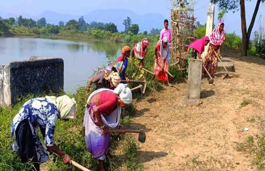 माटी में रोजगार- प्रतिदिन 300 रुपए की मजदूरी से श्रमिक परिवारों को मिला मजबूत आर्थिक आधार, पलायन पर लगी रोक