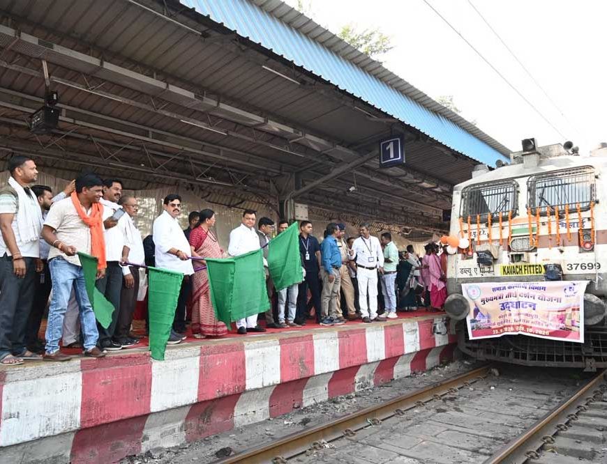 कैबिनेट मंत्री  लखनलाल देवांगन ने कोरबा रेलवे स्टेशन से भारत गौरव टूरिस्ट ट्रेन को हरी झंडी दिखाकर किया रवाना, बुजुर्गों को दी शुभकामनाएं
