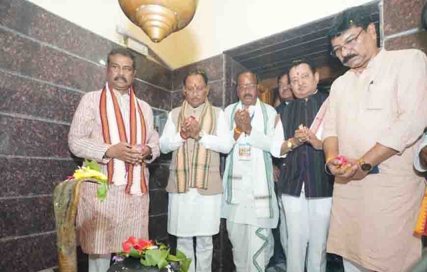मुख्यमंत्री विष्णु देव साय ने रामचंडी मंदिर में पूजा-अर्चना कर प्रदेश की खुशहाली एवं सुख-समृद्धि की कामना की