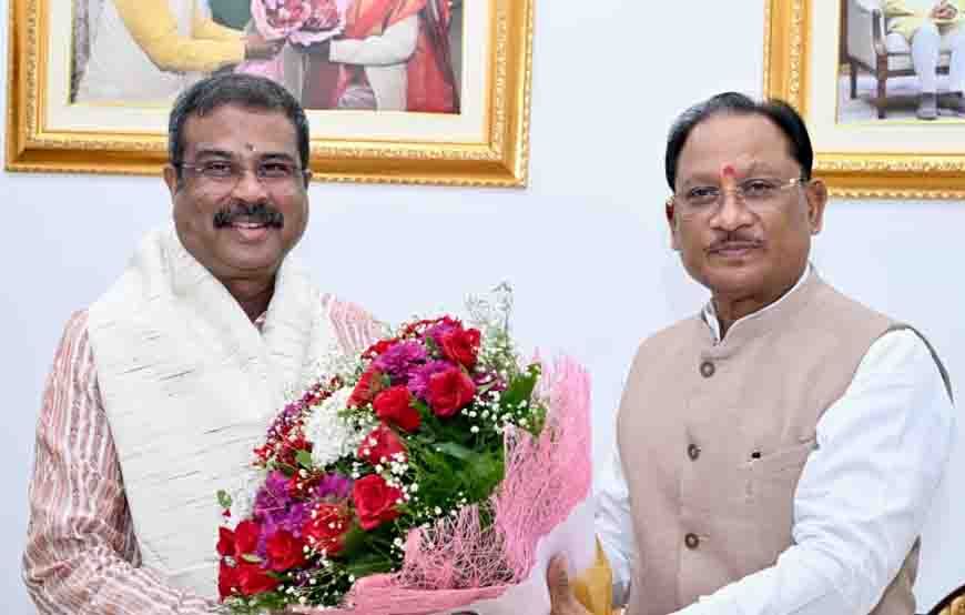 मुख्यमंत्री  विष्णु देव साय से सांसद  धर्मेंद्र प्रधान ने की शिष्टाचार भेंट