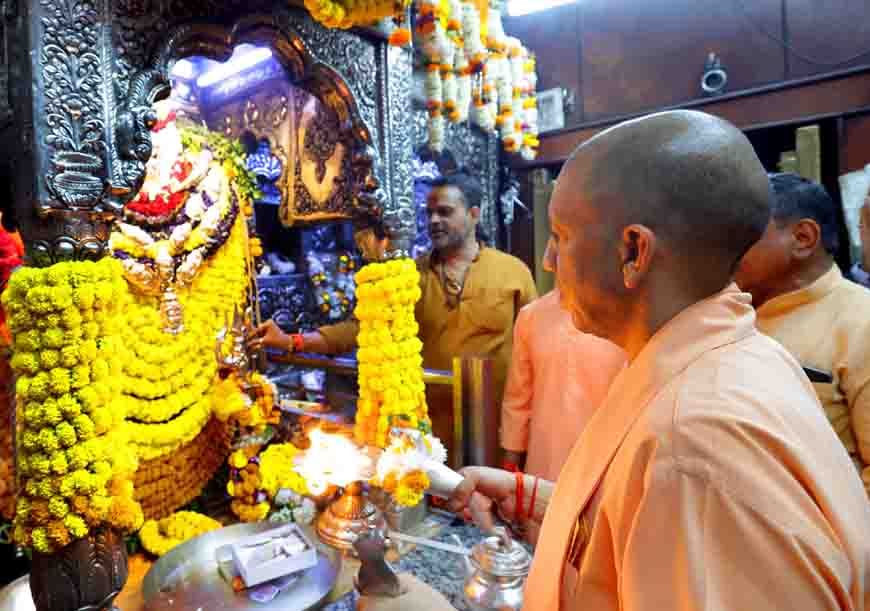 मुख्यमंत्री योगी आदित्यनाथ ने बाबा कालभैरव और बाबा विश्वनाथ का किया दर्शन-पूजन