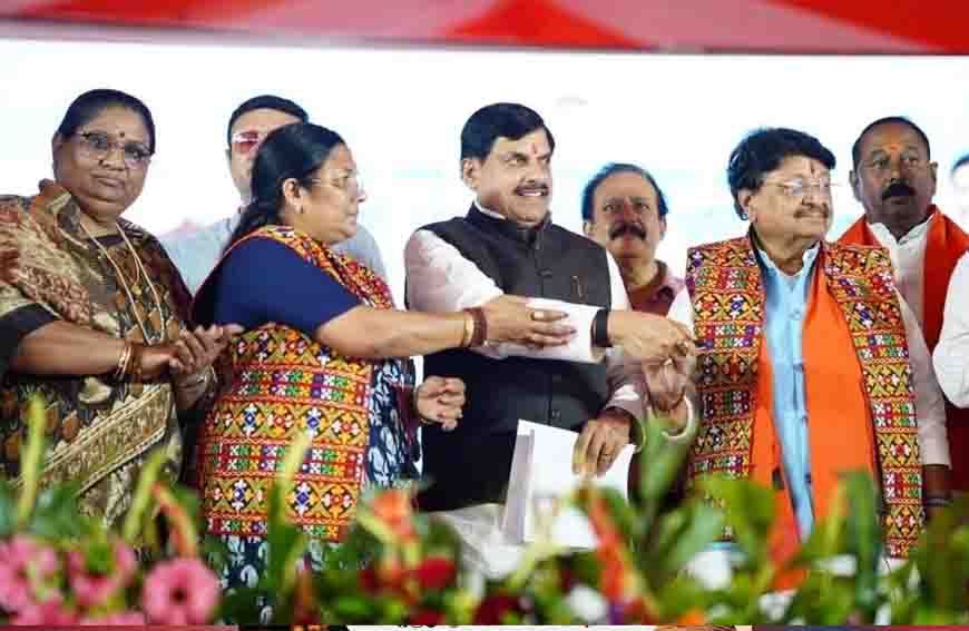 CM के रिमोट दबाते ही धार के सूखे खेतों तक पहुंची नर्मदा की धारा, 13 किमी दूर बहा पानी