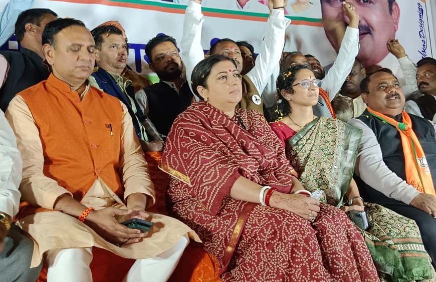 छत्तीसगढ़ पहुंचीं स्मृति ईरानी, पहली बार आगमन पर पोस्टर-बैनर की जगह दिखे BJP के झंडे