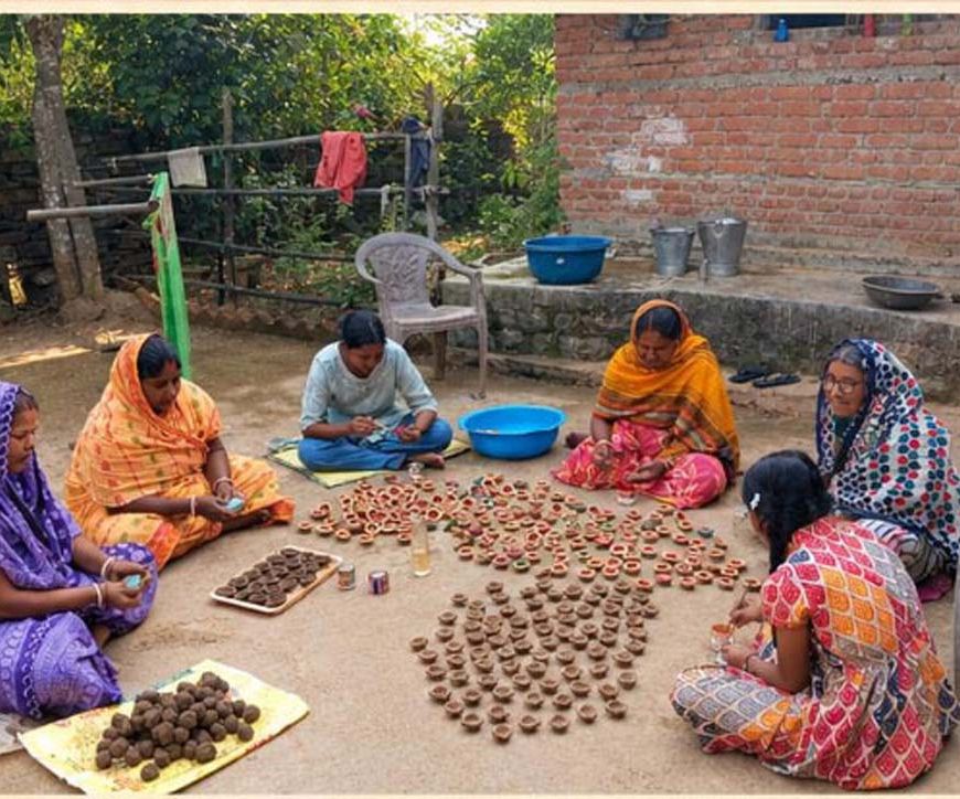 दीपोत्सव पर्व की तैयारियां प्रारंभ, स्वसहायता समूह की महिलाएं बना रही गोबर व मिट्टी के दीये