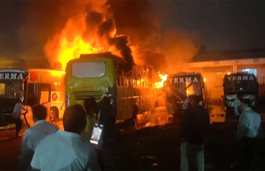 भोपाल बस स्टैंड पर भीषण आग, 3-4 बसें जलकर खाक
