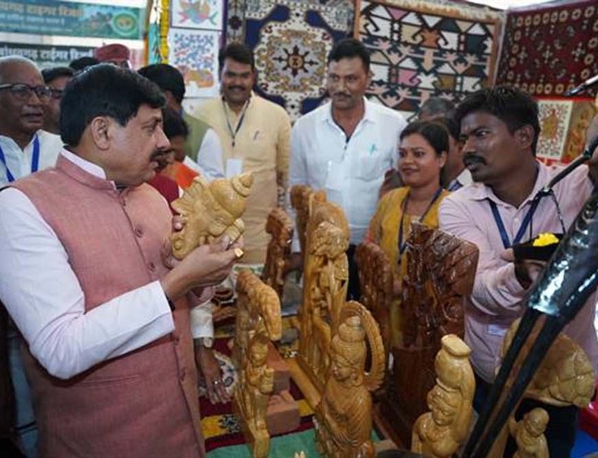 एमए पास दुर्गा सिंह ने हुनर को बनाया अपनी ताकत, लकड़ी की कलाकारी से संवार रहीं भविष्य