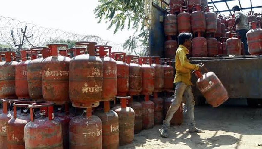 LPG सिलेंडर पर HPCL को ₹245 का नुकसान, नवंबर में बढ़कर ₹327 तक पहुंचने का अनुमान