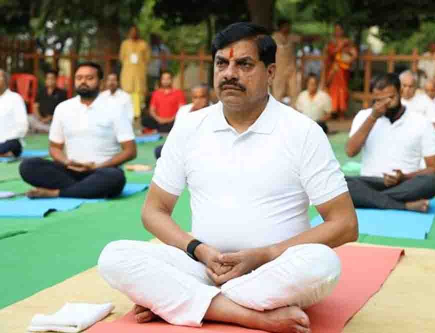 मुख्यमंत्री डॉ. मोहन यादव ने जामली (सेंधवा) के गायत्री धाम में किया योगाभ्यास
