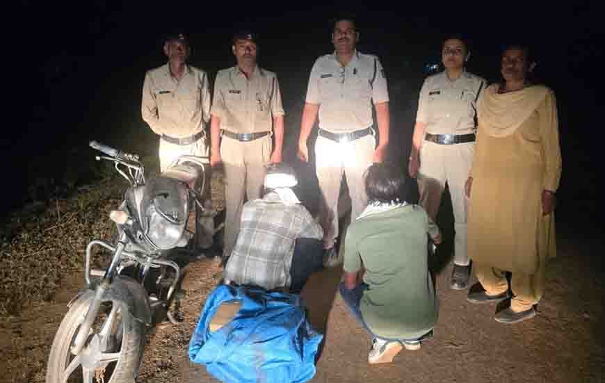 आबकारी ने मोटरसाइकिल पर शराब ले जाते हुए दो आरोपियों को पकड़ा