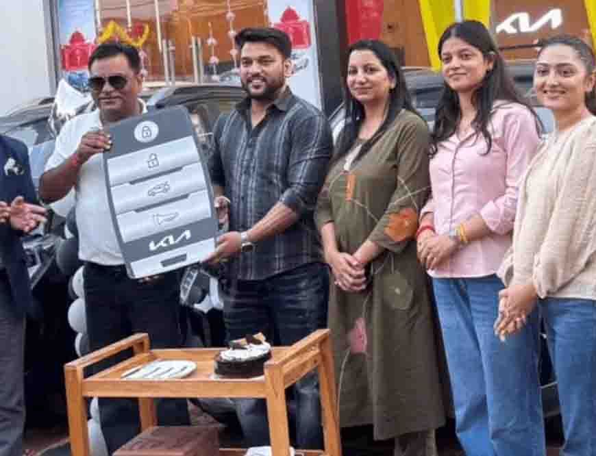 चंडीगढ़ के फार्मा कारोबारी का दिवाली गिफ्ट, 4 कर्मचारियों को दी कारें; एक और कार जीतने का मौका