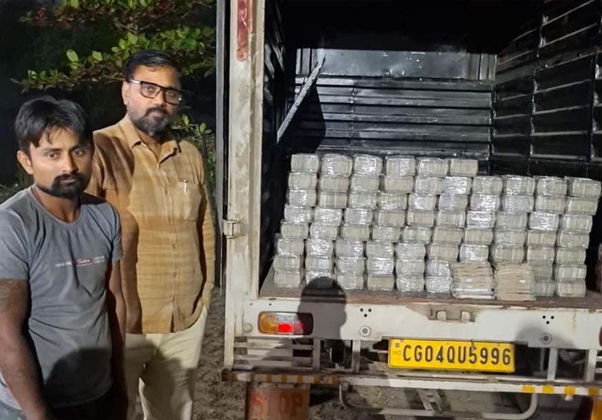 दुर्ग में पिकअप से मिले ₹4 करोड़ कैश, चेकिंग के दौरान सीक्रेट चेंबर से बरामद हुई रकम