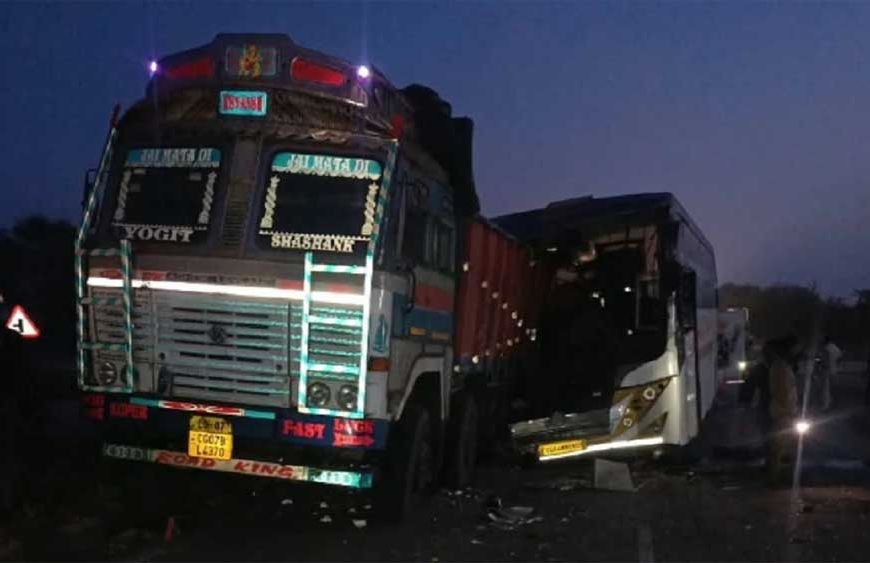 रायपुर-बिलासपुर हाईवे पर भीषण हादसा, खड़े ट्रक से टकराई बस; 5 की मौत, 14 घायल  2. छत्तीसगढ़ में दर्दनाक सड़क हादसा: ट्रक से भिड़ी बस, पांच लोगों की मौत, 14 घायल  3. रायपुर-बिलासपुर मार्ग पर मौत का मंजर, बस-ट्रक की टक्कर में 5 की जान गई, 14 घायल
