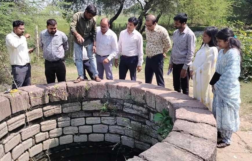 आयुक्त  तारन प्रकाश सिन्हा ने बेमेतरा जिले में वीबी-जी राम जी योजना के कार्यों का किया सघन निरीक्षण