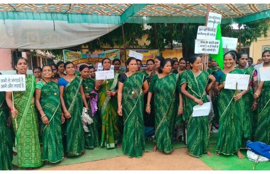 नियमितीकरण और 30 हजार वेतन की मांग पर सड़कों पर उतरीं आंगनबाड़ी कार्यकर्ता, छत्तीसगढ़ में जोरदार प्रदर्शन