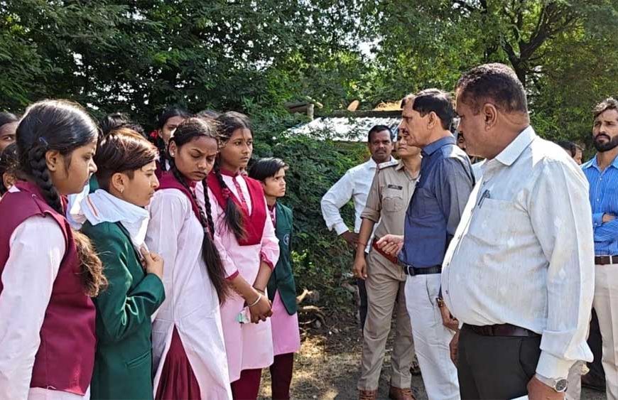 अधीक्षिका के निलंबन पर छलका छात्राओं का दर्द, ताला तोड़कर कलेक्टर से मिलने पैदल निकलीं
