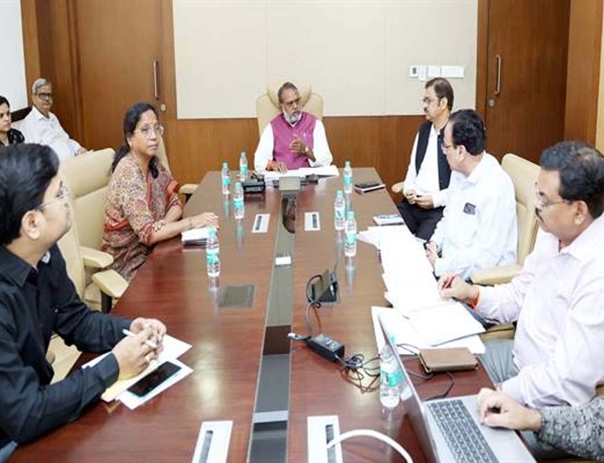 योजनाओं के लक्ष्य समय-सीमा में पूर्ण करें, सभी जरूरतमंदों तक पहुँचाएँ लाभ : मंत्री कुशवाहा