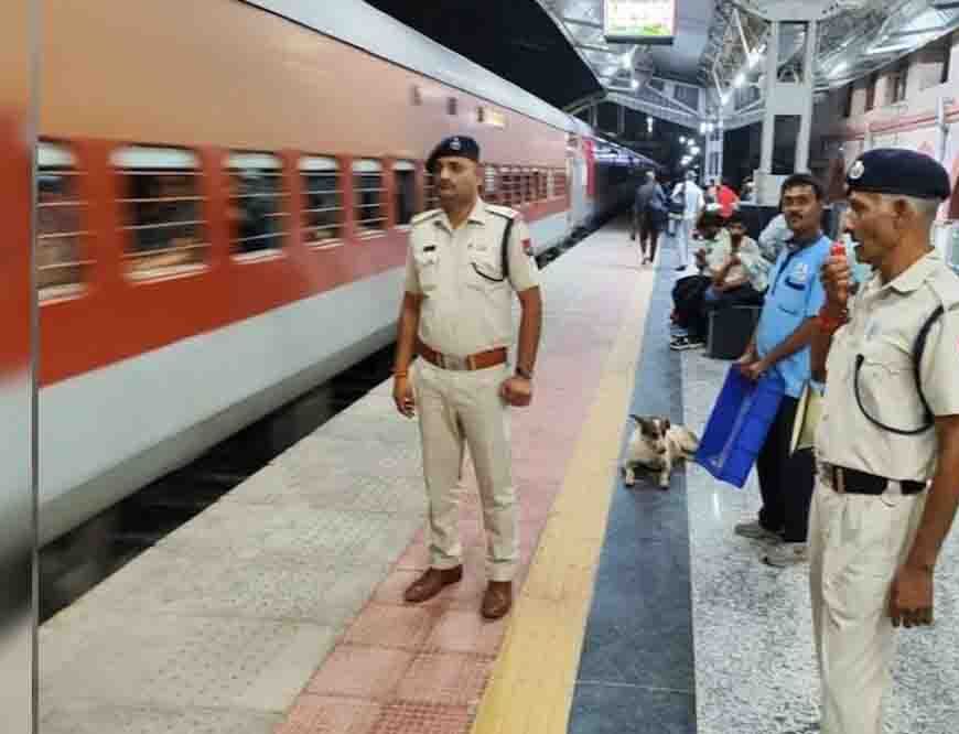 दीपावली से पहले रेलवे का अलर्ट, स्टेशन या ट्रेन में पटाखे लेकर पहुंचे तो होगी सख्त कार्रवाई