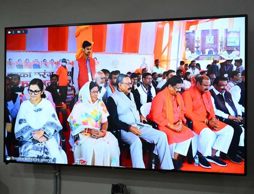 मुख्यमंत्री विष्णु देव साय ने पूर्व केंद्रीय मंत्री स्वर्गीय लरंग साय जी की प्रतिमा का किया वर्चुअल अनावरण