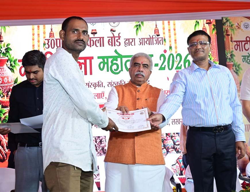 योगी सरकार की पहल से सरकारी अस्पतालों में बढ़ेगी यूपी के बुनकरों के उत्पादों की पहुंच
