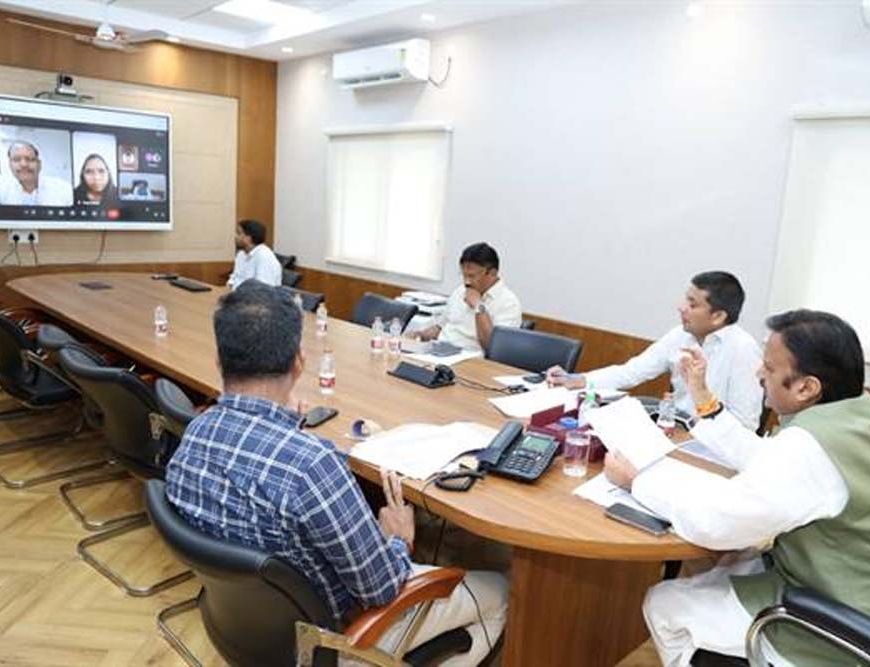 ग्रामीण क्षेत्रों में सेवाभाव और समर्पण के साथ स्वास्थ्य सेवाएँ दें बांड डॉक्टर्स : उप मुख्यमंत्री शुक्ल