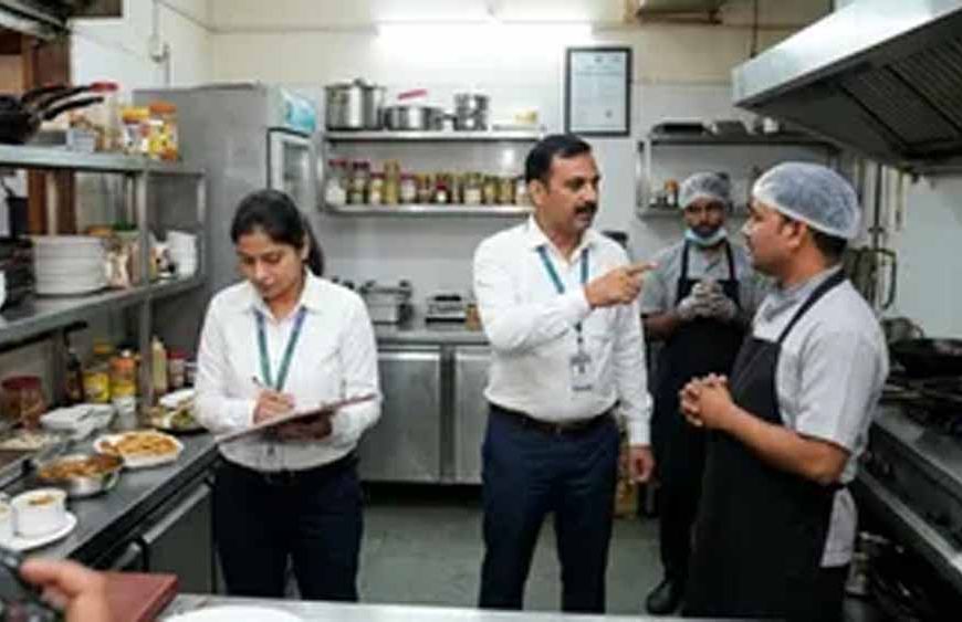 गुरुग्राम में खाद्य प्रतिष्ठानों का निरीक्षण, साफ-सफाई और सैनिटाइजेशन पर जोर