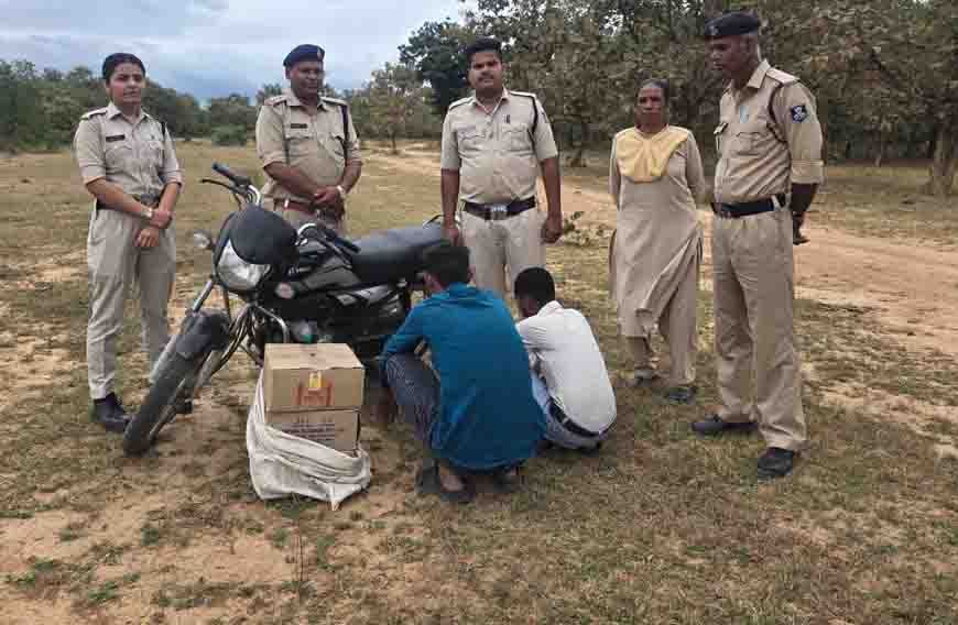आबकारी ने तीन अलग अलग स्थानों से मोटरसाइकिल सहित चार आरोपियों से अवैध शराब पकड़ी