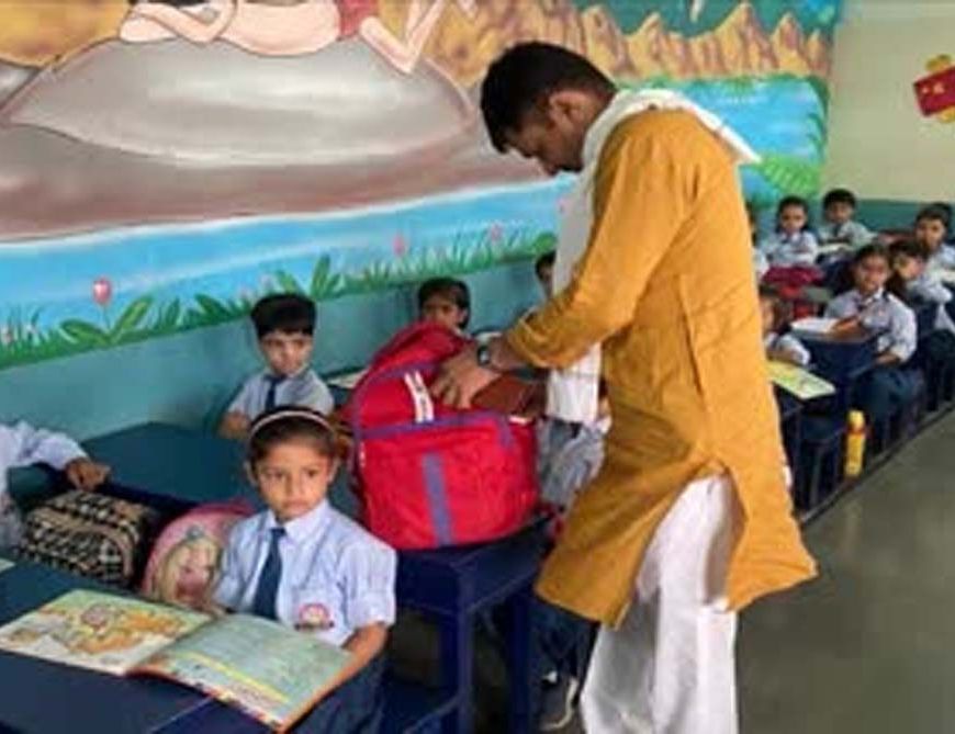 भारी स्कूल बैग पर बाल आयोग सख्त, वजन तय करने की अनुशंसा