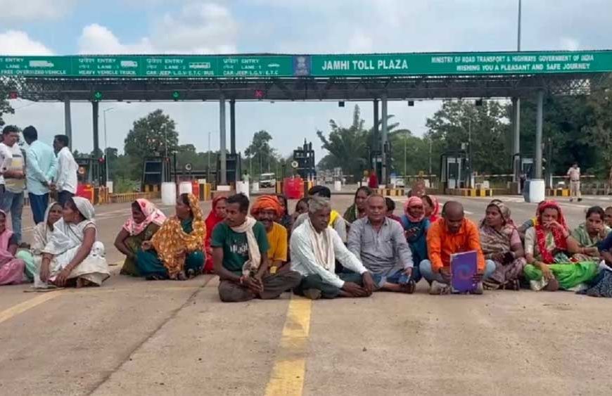 टोल वसूली के खिलाफ 12 पंचायतों का हल्लाबोल, ग्रामीणों ने जमही टोल प्लाजा पर किया चक्काजाम