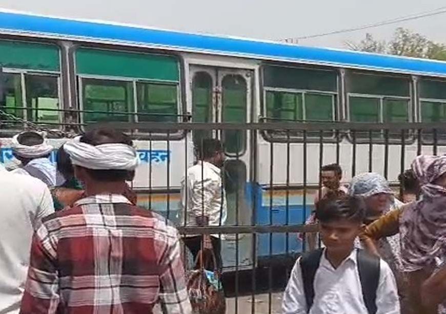 हिसार में रोडवेज कर्मचारियों का चक्का जाम, हरियाणा के 83 रूटों पर बस सेवा ठप