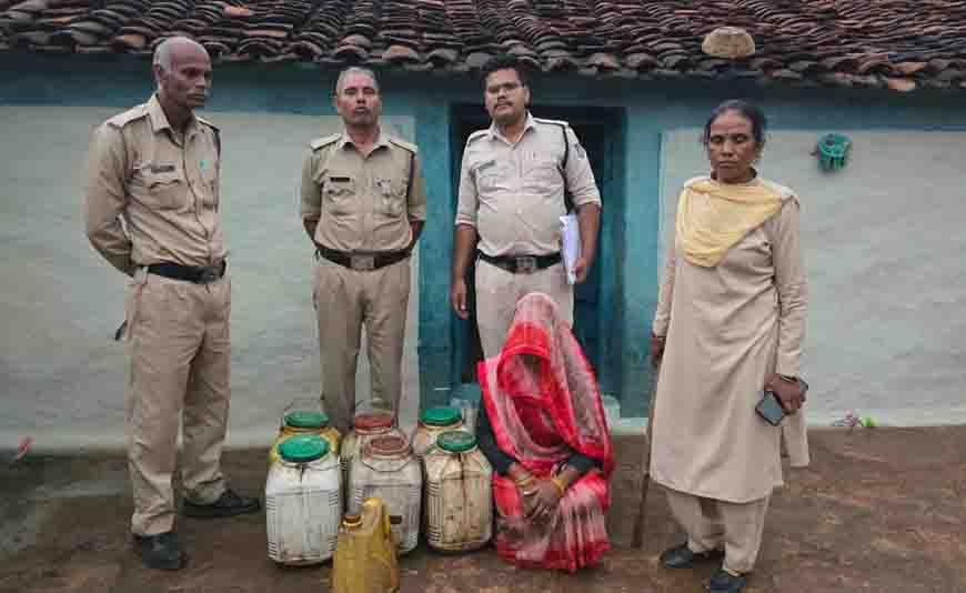 आबकारी ने कल्दा में भारी मात्रा में कच्ची शराब और महुआ लाहन पकड़ा