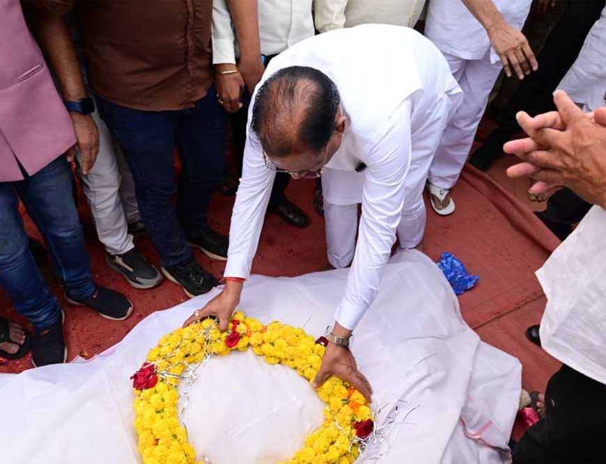 मुख्यमंत्री  विष्णुदेव साय ने स्वर्गीय विधायक  डोमनलाल कोर्सेवाड़ा को दी अंतिम विदाई