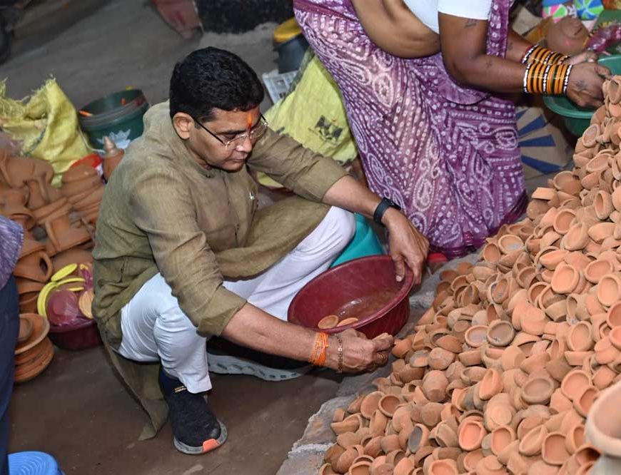 स्थानीय कारीगरों की मेहनत से रोशन हो हर घर, स्वदेशी दीयों से मनाएं दीपावली – राजस्व मंत्री  टंक राम वर्मा